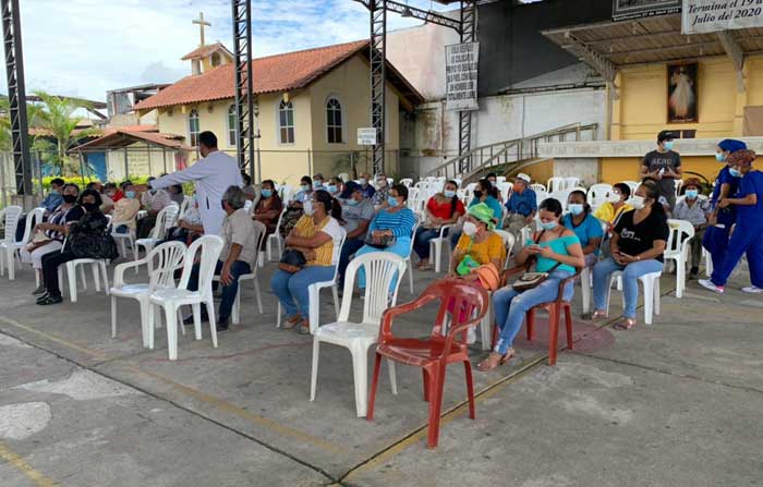 La población beneficiada acude a los centros habilitados en la provincia Tsáchila. Foto: EL COMERCIO
