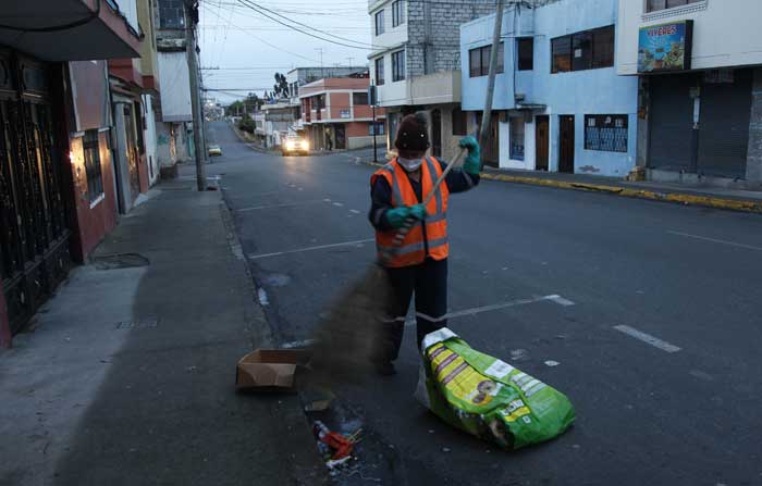 Graciela Ñauñay trabaja en el barrido de la calle Argentinos, en Riobamba, hace 23 años. Foto: Glenda Giacometti / EL COMERCIO