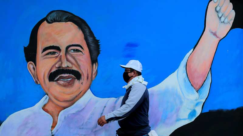 Un hombre con una mascarilla camina junto a un mural que representa al presidente de Nicaragua, Daniel Ortega, en Managua, Nicaragua. Foto: REUTERS