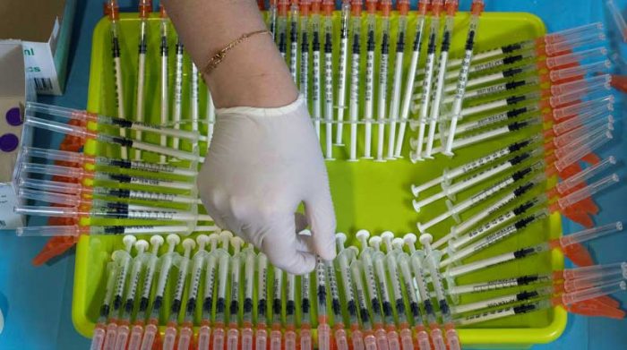 Según la Organización Panamericana de la Salud (OPS), a la fecha se han puesto en el continente 527 509 495 dosis de las diferentes vacunas. Foto: EFE