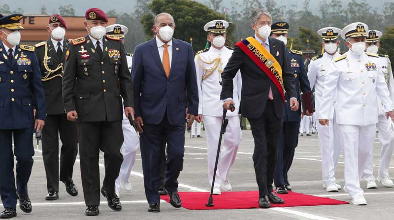 El presidente Guillermo Lasso (centro) asistió ayer a una ceremonia militar en Quito. Foto: Cortesía