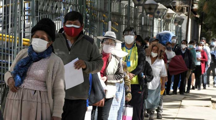 Personas hacen fila para vacunarse contra la covid-19 en Cochabamba (Bolivia). Foto: EFE