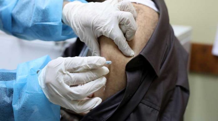 Un trabajador médico recibe la vacuna Pfizer-BioNTecha contra el covid-19. Foto: EFE