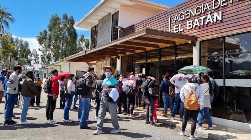 Las aglomeraciones se trasladaron a la agencia del Registro Civil de El Batán, en Cuenca, por la demanda de cédulas. Foto: Lineida Castillo / EL COMERCIO