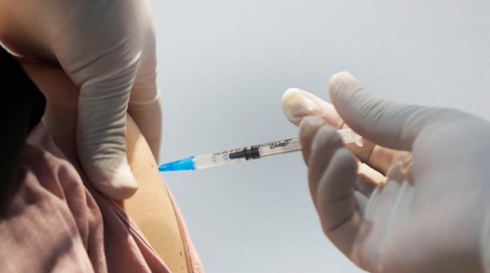 Una persona recibe una vacuna contra la covid-19. Foto: EFE