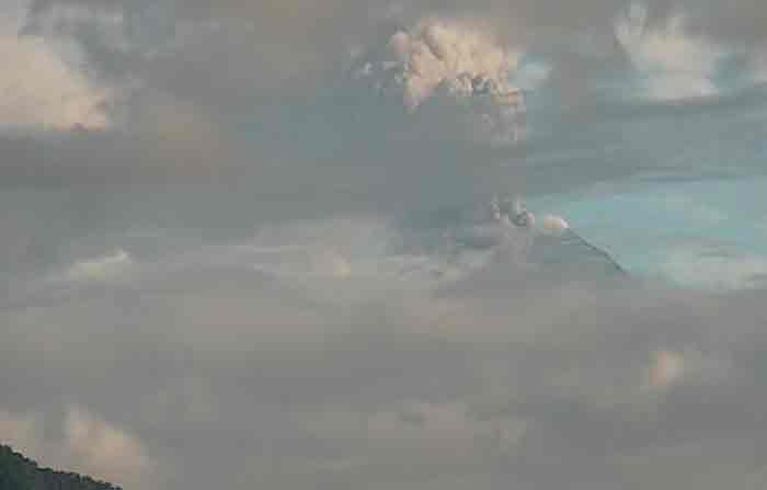 El IG aleertó de una delgada nube de ceniza, de aproximadamente 1 km, sobre el cráter del volcán Sangay. Foto: Tomada de la cuenta Twitter @IGecuador