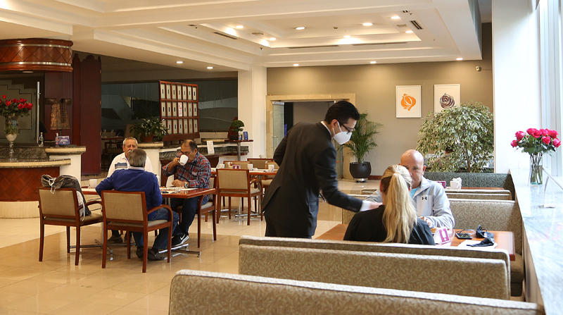 La cafetería del Hotel Hilton Colón atiende a sus huéspedes y a quienes buscan lugares seguros de entretenimiento. Foto: Vicente Costales / EL COMERCIO