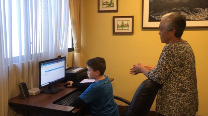 A diario, Nicolás, de 10 años, se conecta a sus clases virtuales, con apoyo de su abuelita, Jenny Montenegro. Foto: Patricio Terán / EL COMERCIO