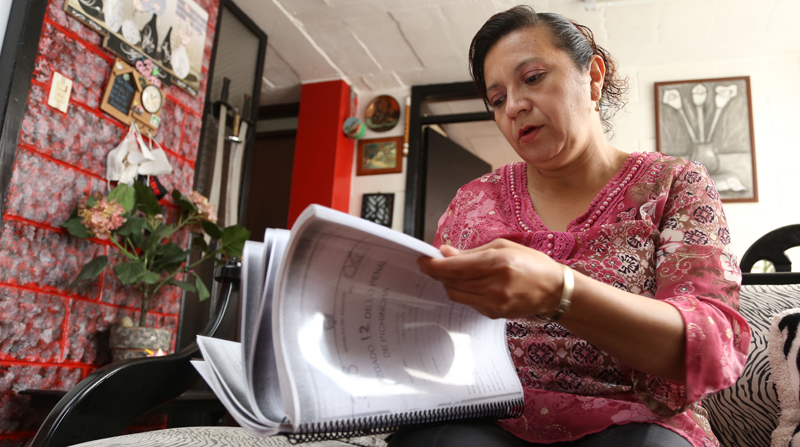 Slendy Cifuentes muestra los documentos judiciales relacionados con el proceso por la muerte de su hermana. Foto: Vicente Costales / EL COMERCIO
