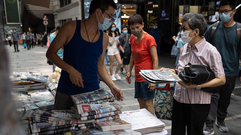 Un periódico en favor de la democracia publicó una tirada de 500 000 ejemplares un día después de la publicación nacional de Hong Kong de la legislación impuesta por China. Foto: EFE