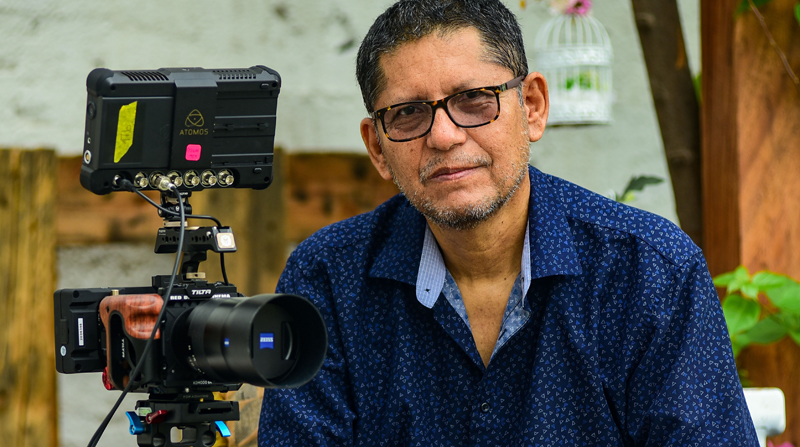 David Grijalva Calero es documentalista con estudios en la Escuela Internacional de Cine de San Antonio de los Baños, Cuba. Foto: Enrique Pesantes / EL COMERCIO