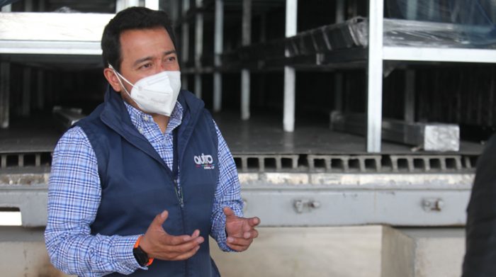 El funcionario junto a los contenedores para cadáveres en el Bicentenario. Foto: Julio Estrella / EL COMERCIO