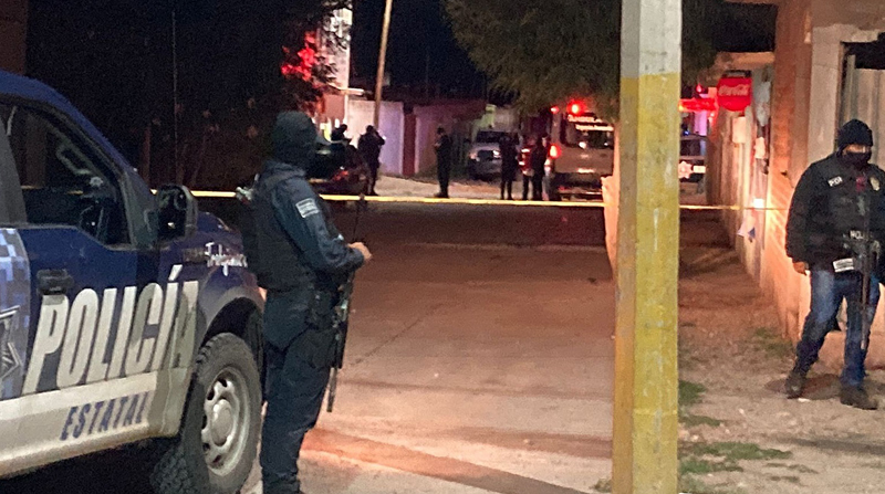 Miembros de la policía estatal mientras resguardan el área donde un comando armado asesinó a personas en la ciudad de Fresnillo, estado de Zacatecas (México). Foto: EFE