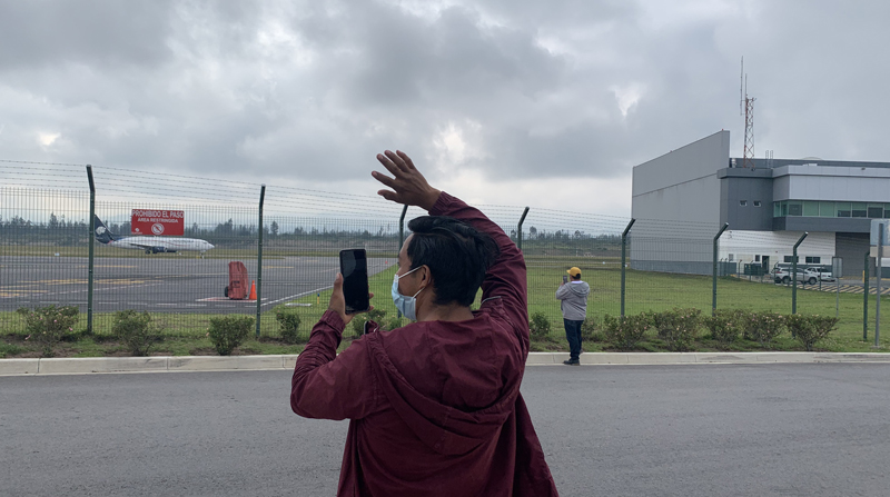 En los exteriores del aeropuerto internacional de Tababela,en Quito, familiares de migrantes despiden a sus allegados que van a Chichén Itzá,en la península mexicana de Yucatán. Foto: EL COMERCIO