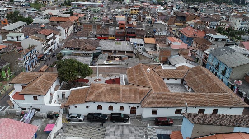 La antigua casa de 1 200 metros cuadrados de construcción se levanta en un predio en la calle Montúfar, entre Riofrío y Mercado. Foto: Vicente Costales / EL COMERCIO