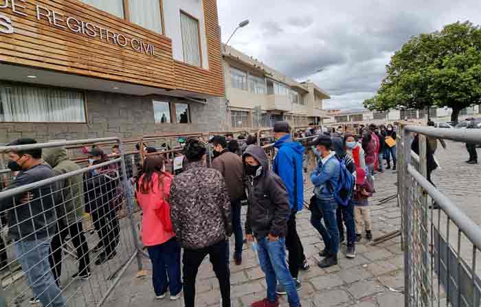 En Cuenca, en los exteriores del Registro Civil continúan las aglomeraciones por obtener el pasaporte. Foto: Lineida Castillo / EL COMERCIO
