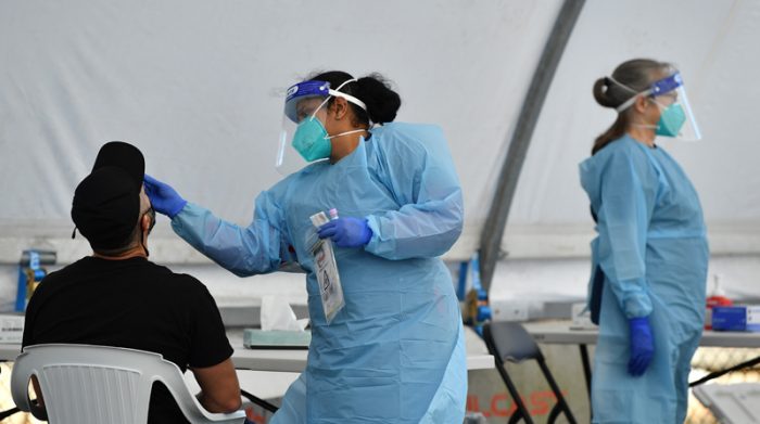 Las personas se someten a pruebas de covid-19 en una clínica emergente en Rushcutters Bay en Sydney, Nueva Gales del Sur, Australia, el 27 de junio de 2021. Foto: EFE