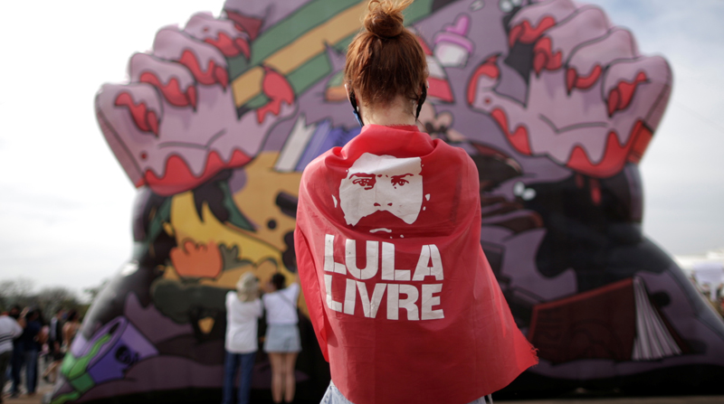 Una manifestante, tapada con una imagen del expresidente de Brasil Luiz Inacio Lula da Silva, el pasado 29 de mayo de 2021. Foto: REUTERS