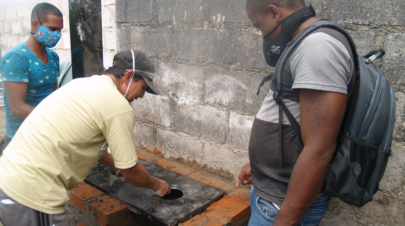 En la parroquia La Carolina, en Ibarra, se enseñó a obreros locales sobre la técnica de construcción de este tipo de cocinas. José Luis Rosales/ EL COMERCIO