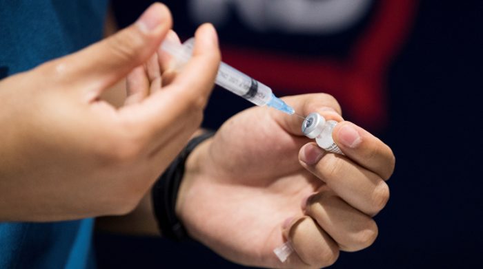 Un trabajador de la salud prepara una dosis de una vacuna contra el covid-19. Foto: EFE