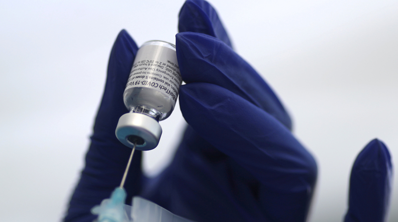 Un trabajador de salud prepara una dosis de la vacuna Pfizer. Foto: REUTERS