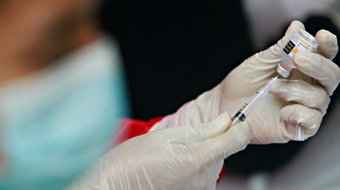 Este gobierno se comprometió a inmunizar a nueve millones de personas hasta la primera semana de septiembre, en sus primeros cien días en el poder. Foto: REUTERS