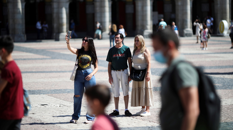 Varias personas pasean con y sin mascarilla, en la Plaza Mayor de Madrid. Foto: EFE