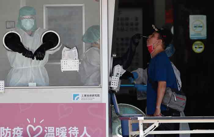 Las personas toman una prueba de hisopo durante la prueba de PCR en la ciudad de New Taipei, Taiwán, el 3 de junio de 2021. Foto: EFE