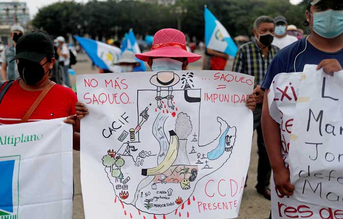 Decenas de guatemaltecos se manifiestan contra el gobierno de Alejandro Giammattei, presidente de Guatemala. Foto: EFE