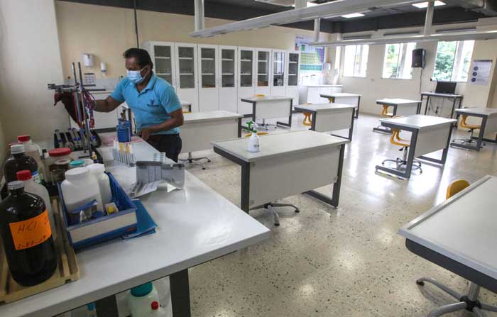 En los laboratorios del Colegio Alemán, en Guayaquil, se separaron más las bancas. Foto: Diego Pallero / EL COMERCIO