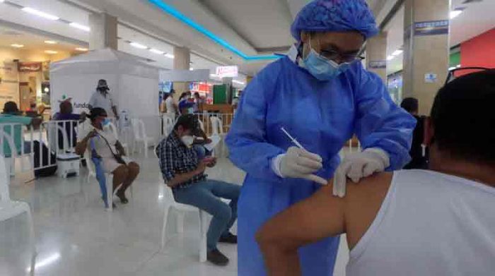 Una enfermera aplica una dosis de una vacuna contra el covid-19 durante una jornada de vacunación masiva en centros comerciales, con la que las autoridades de salud buscan combatir el avance de la enfermedad, en Cartagena (Colombia). Foto: EFE