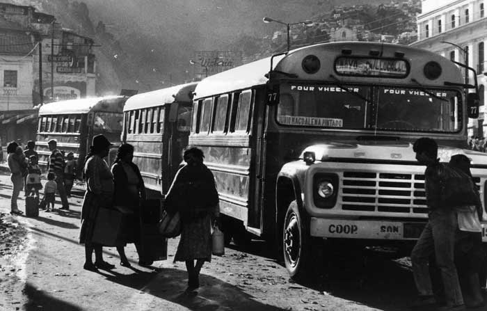 Una imagen tomada en 1986, de los buses que cubrían la ruta 24 de Mayo-Chillogallo. Foto: Archivo / EL COMERCIO