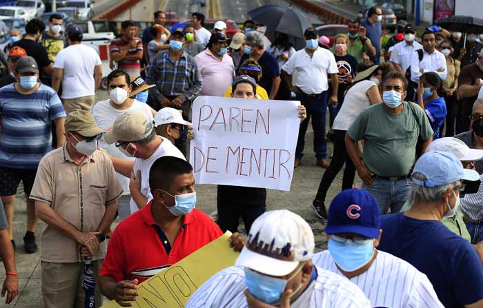 Un grupo de salvadoreños protesta contra algunas de las acciones y decisiones que el presidente Nayib Bukele. Foto: EFE