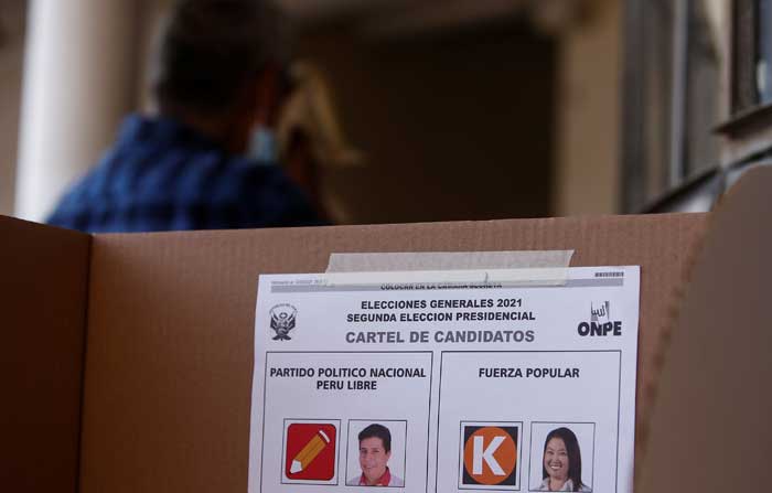 Detalle de una urna para ciudadanos peruanos residentes en Chile que participan en las elecciones presidenciales de Perú, en un colegio electoral situado en Santiago (Chile). Foto: EFE