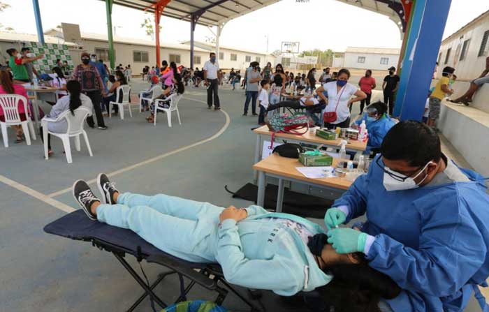 En la ciudadela Costa Azul, de Manta, una brigada médica realizó chequeos odontológicos y de otras especialidades. Foto: Cortesía Prefectura de Manabí