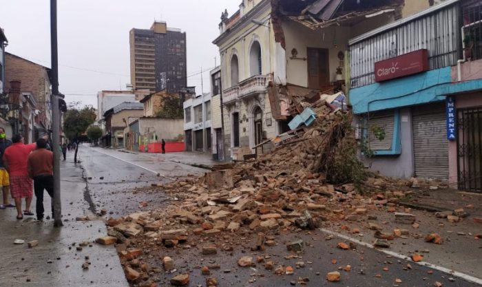 Colapso estructural en la calle Manuel Larrea y José Riofrío, en Quito, este domingo 13 de junio del 2021. Foto: Twitter COE Quito