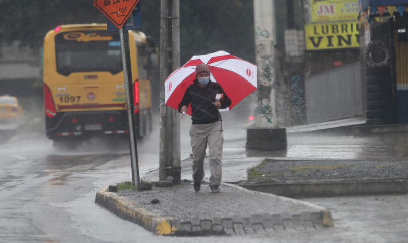 Ciudadano camina con un paraguas durante lluvia en Quito. Foto: Archivo/EL COMERCIO