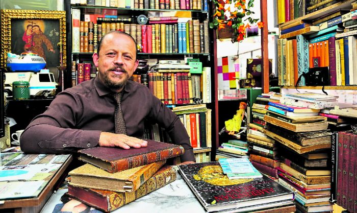 Ernesto Basante, director de la Librería Anticuaria Renacer Cultural, en el local ubicado en el C.C. Olímpico. Foto: Vicente Costales/EL COMERCIO
