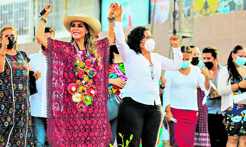 La candidata a mandataria del estado de Guerrero, Evelyn Salgado (i), celebra su triunfo en las elecciones.