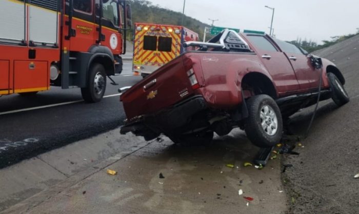 Camioneta accidentada en la avenida Panamericana Norte, el sector de Guayllabamba, este domingo 13 de junio del 2021. Foto: ECU 911