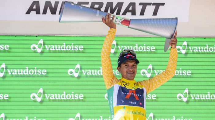 El ecuatoriano Richard Carapaz del Ineos Grenadiers celebra su triunfo en el podio del Tour de Suiza el 13 de junio del 2021. Foto: EFE