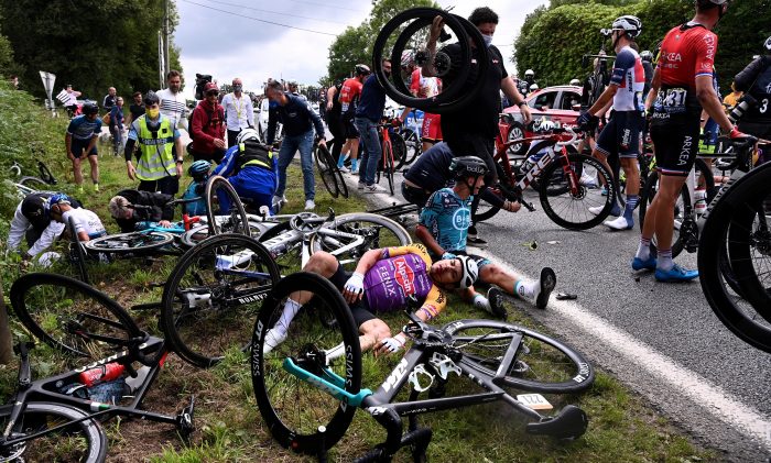 Ciclistas heridos tras la fuerte caída en la primera etapa del Tour de Francia. EFE