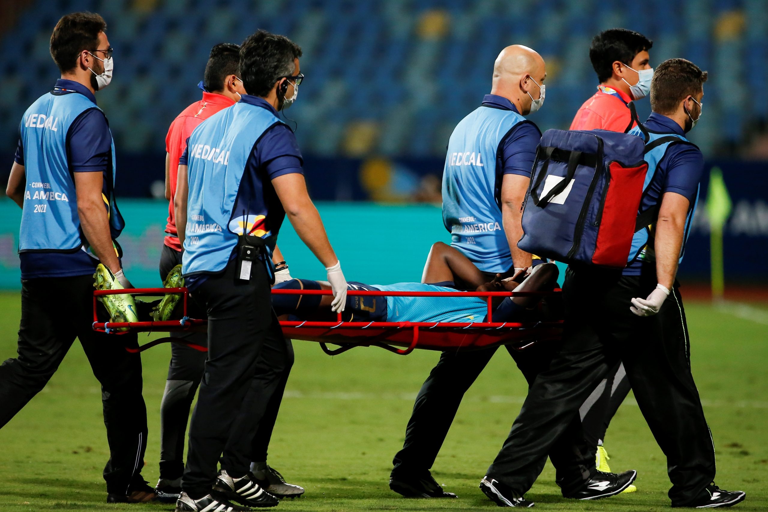 Moisés Caicedo salió de la cancha en camilla debido a su lesión. Foto: EFE
