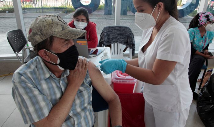 Ciudadano recibe vacuna contra el covid-19 en el Centro de Atención Temporal Bicentenario, en Quito. Foto: Galo Paguay/EL COMERCIO