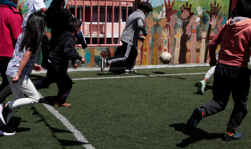 Niños y niñas juegan fútbol en una cancha del Centro de Erradicación de Trabajo Infantil de San Roque, en el centro de Quito. Foto: Galo Paguay/EL COMERCIO