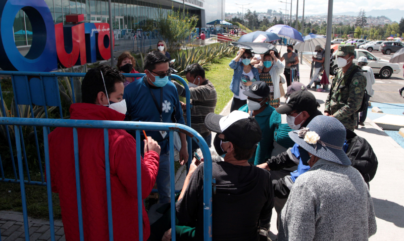 Personas solicitan información sobre la vacunación contra covid-19 en el Bicentenario, en Quito. Foto: Galo Paguay/EL COMERCIO