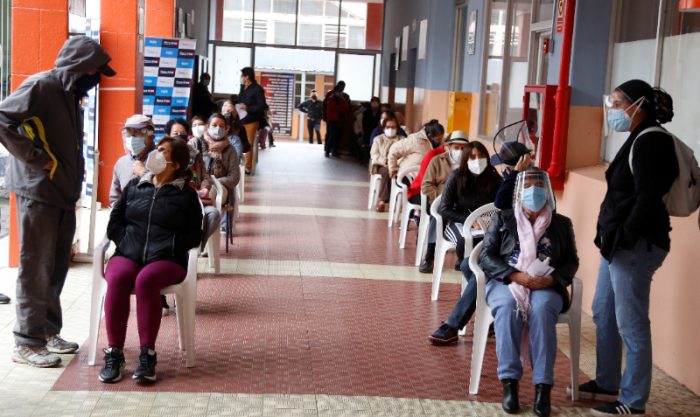 Personas esperan para ser vacunados contra el covid-19 en el colegio Sebastián de Benalcázar, en Quito. Foto: Diego Pallero/EL COMERCIO