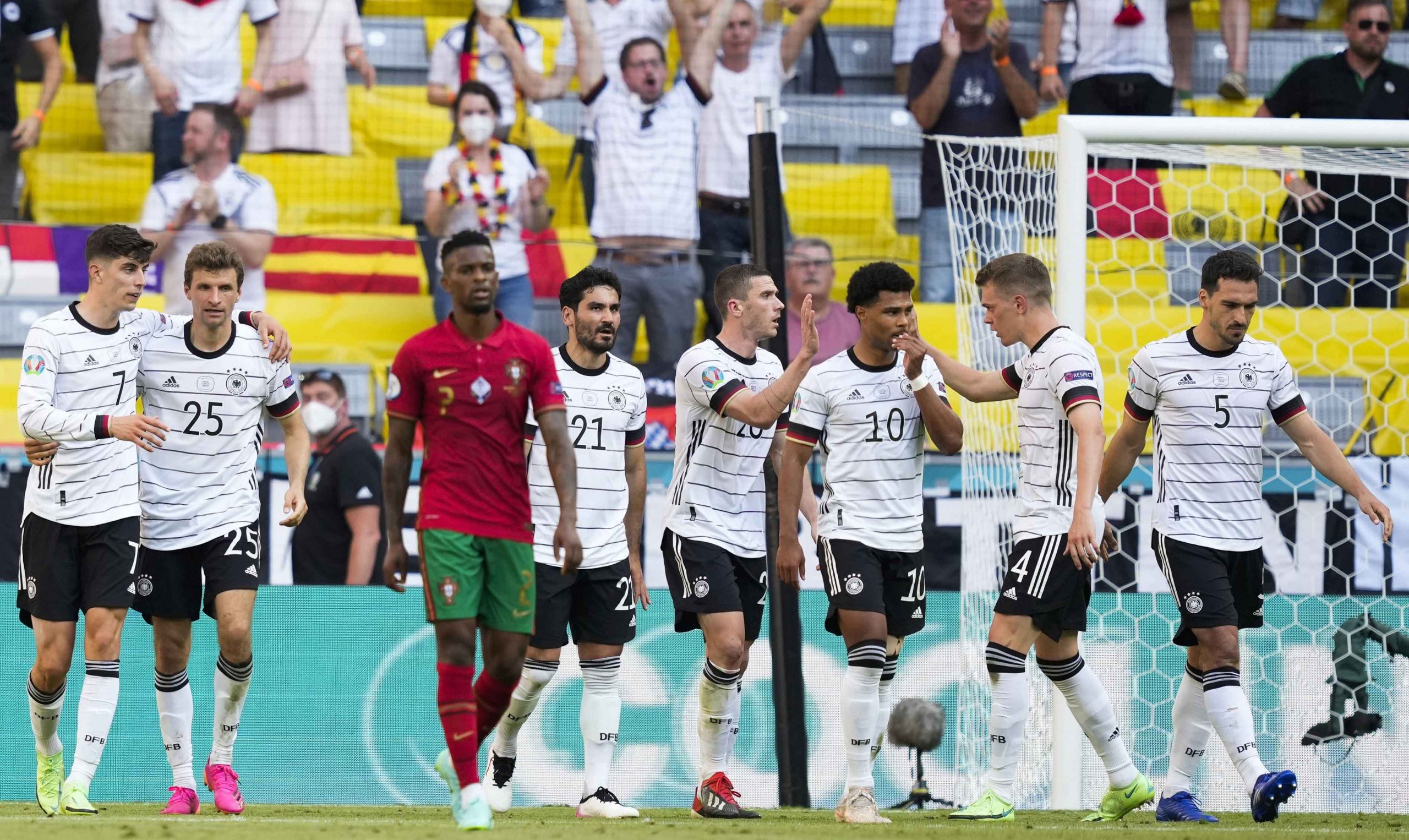 Los jugadores de Alemania celebran el empate durante el partido de fútbol de la ronda preliminar del grupo F de la UEFA EURO 2020 entre Portugal y Alemania en Munich, Alemania, el 19 de junio de 2021. (Alemania) EFE