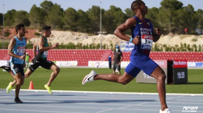 Álex Quiñónez ganó en los 200 metros en el Campeonato de España de Clubes al Aire Libre. Foto: @atletismoRFEA