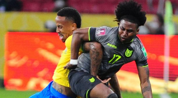 El lateral Angelo Preciado (der.) cometió un penal en el duelo de Ecuador contra Brasil. Foto: EFE.